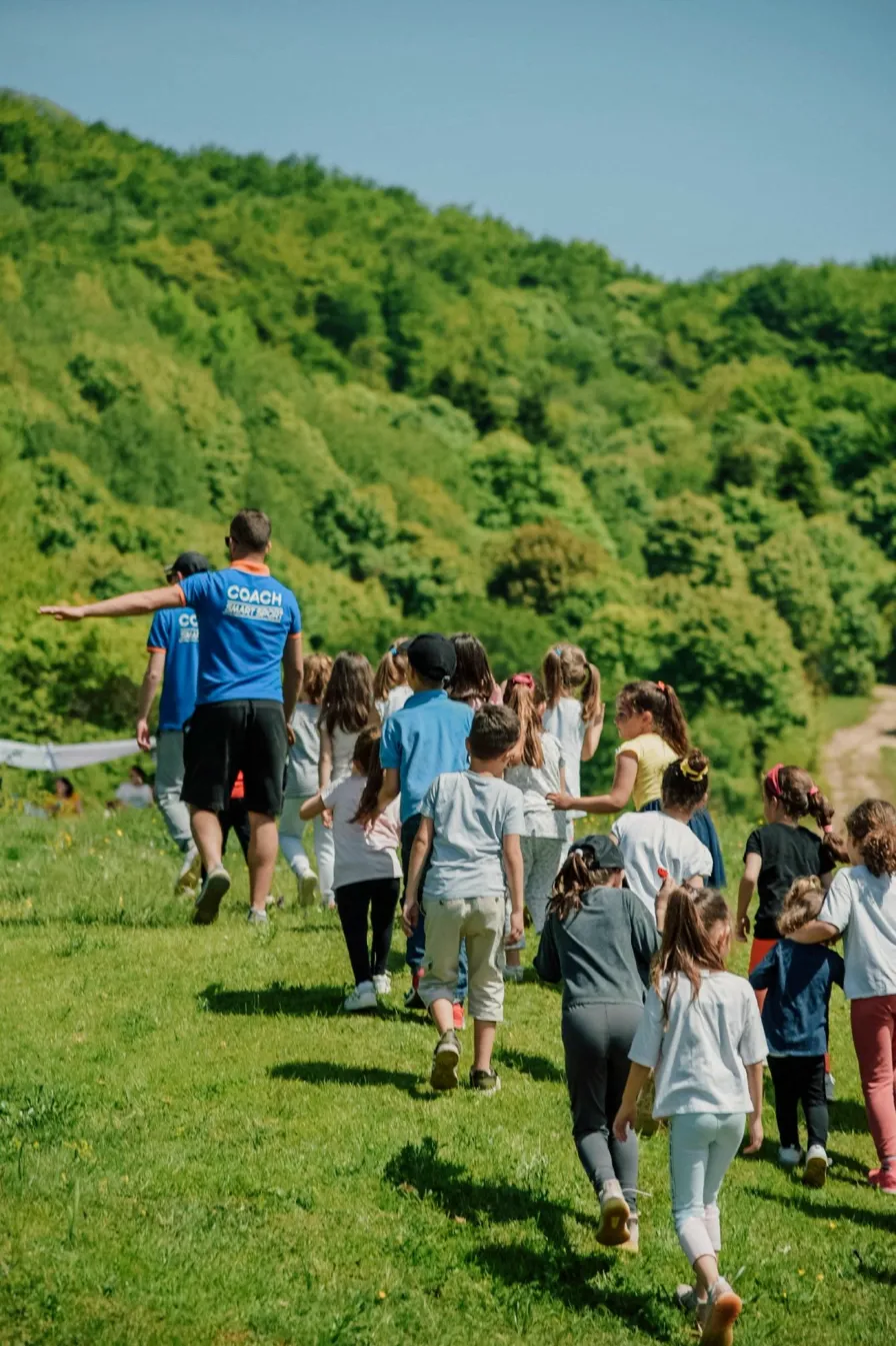Grupo escolar en excursión al aire libre